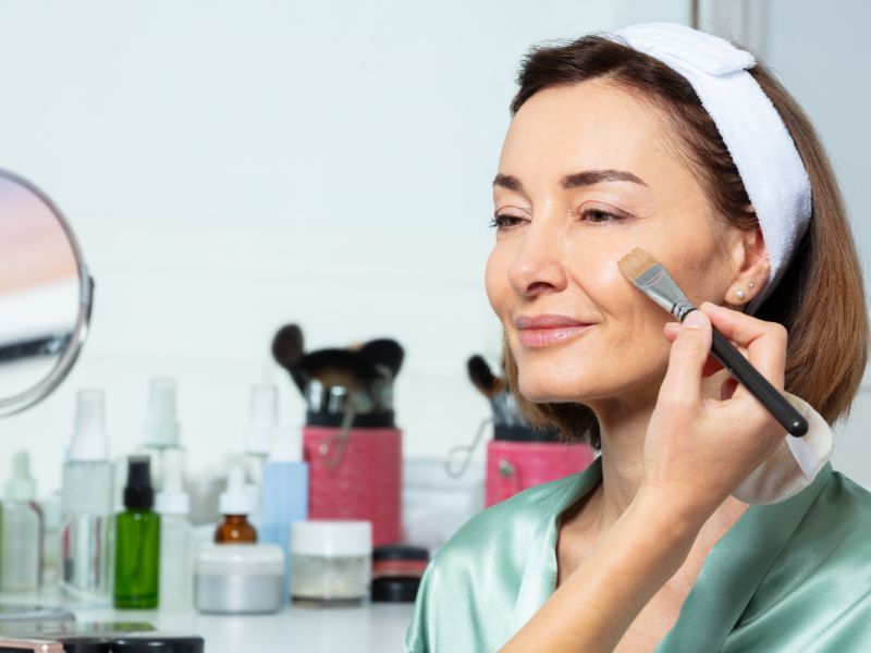 Chọn Kem Nền hoặc Cushion Mỏng Nhẹ, Căng Bóng