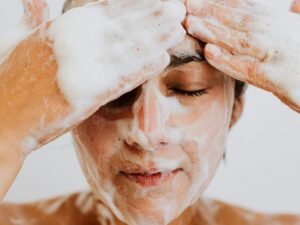 Cách lựa chọn sữa rửa mặt cho da khô